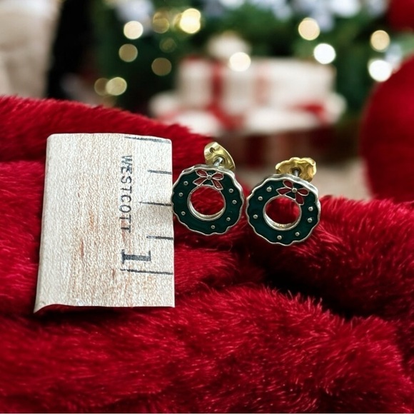 VINTAGE AVON WOMEN'S CHRISTMAS ENAMEL WREATH EARRINGS - Picture 3 of 3